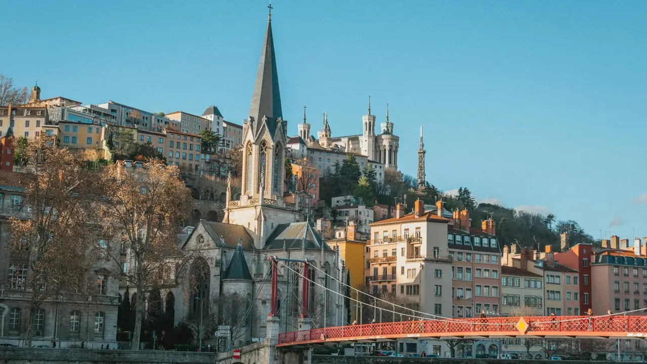 Lyon : la Saône, la passerelle et la colline de Fourvière