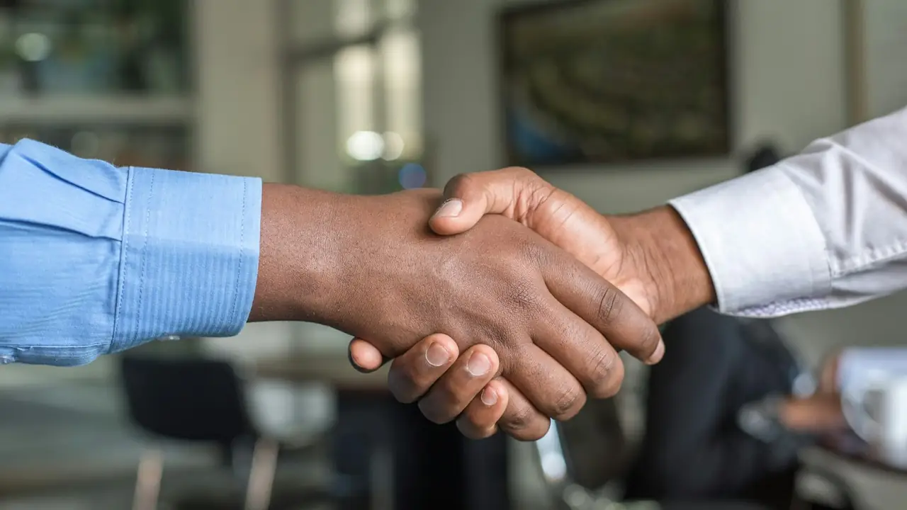 Poignée de main entre deux professionnels