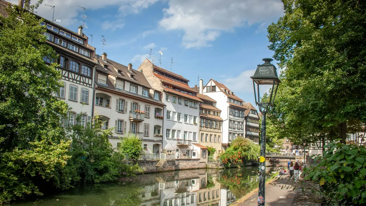 Quai fleuri le long de l'Ill à Strasbourg