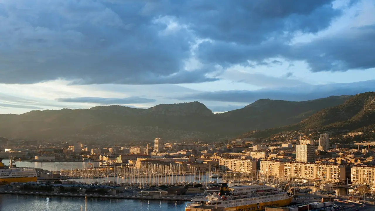 Toulon et ses collines au coucher du soleil
