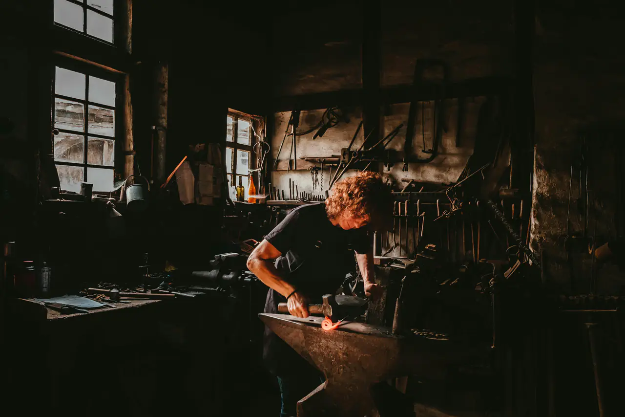 Forgeron au travail sur son enclume