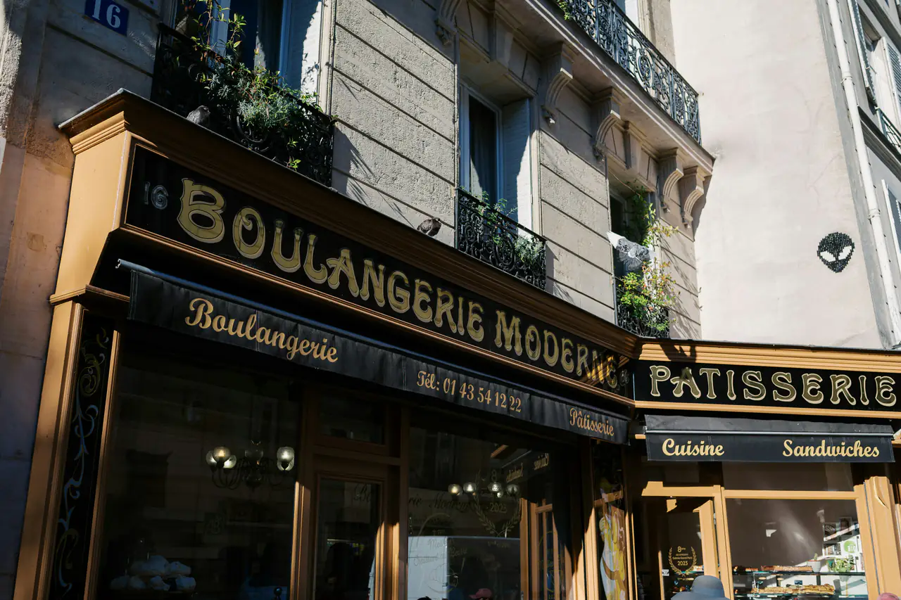 Façade ancienne d'une boulangerie pâtisserie à Paris
