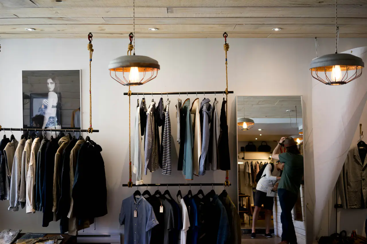 Portants de vêtements dans une boutique de mode