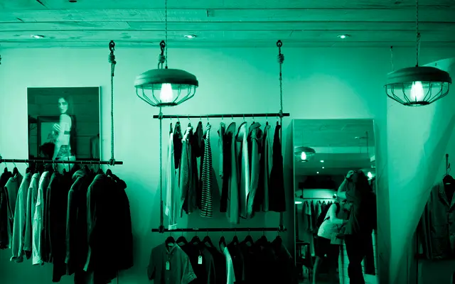 Intérieur d’une boutique de vêtements avec portants