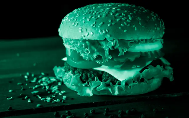 Burger garni sur une planche en bois