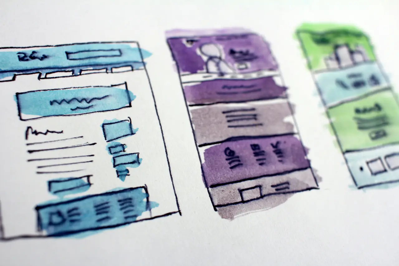 Croquis de maquettes de site web à l'aquarelle