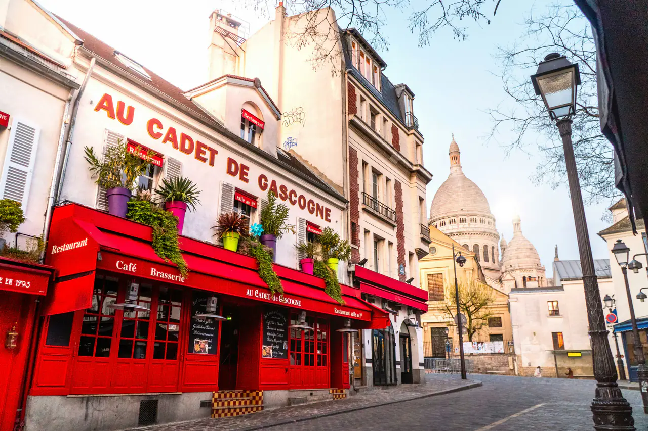 Façade rouge d'un restaurant de Montmartre