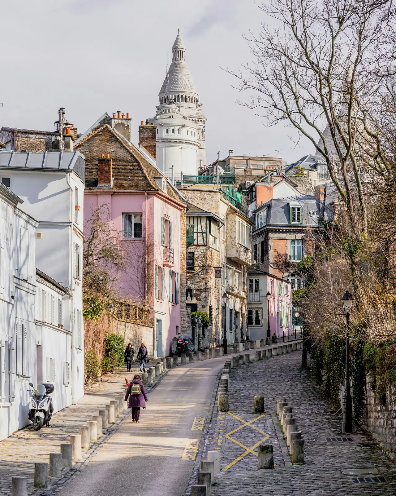Ruelle de Montmartre avec le Sacré-Cœur en arrière-plan