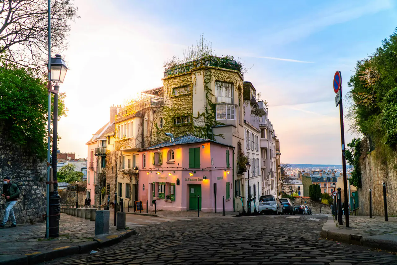 Rue pavée de Montmartre à Paris au lever du jour