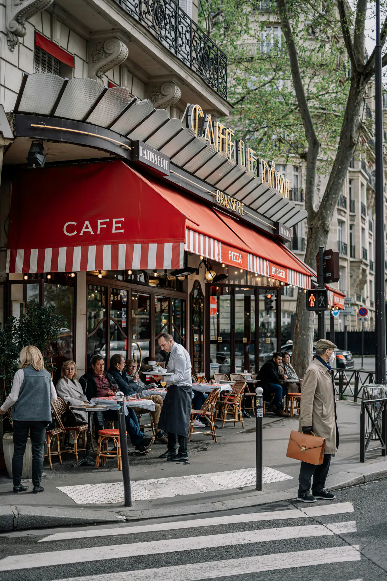 Terrasse d'un café parisien à l'angle d'une rue