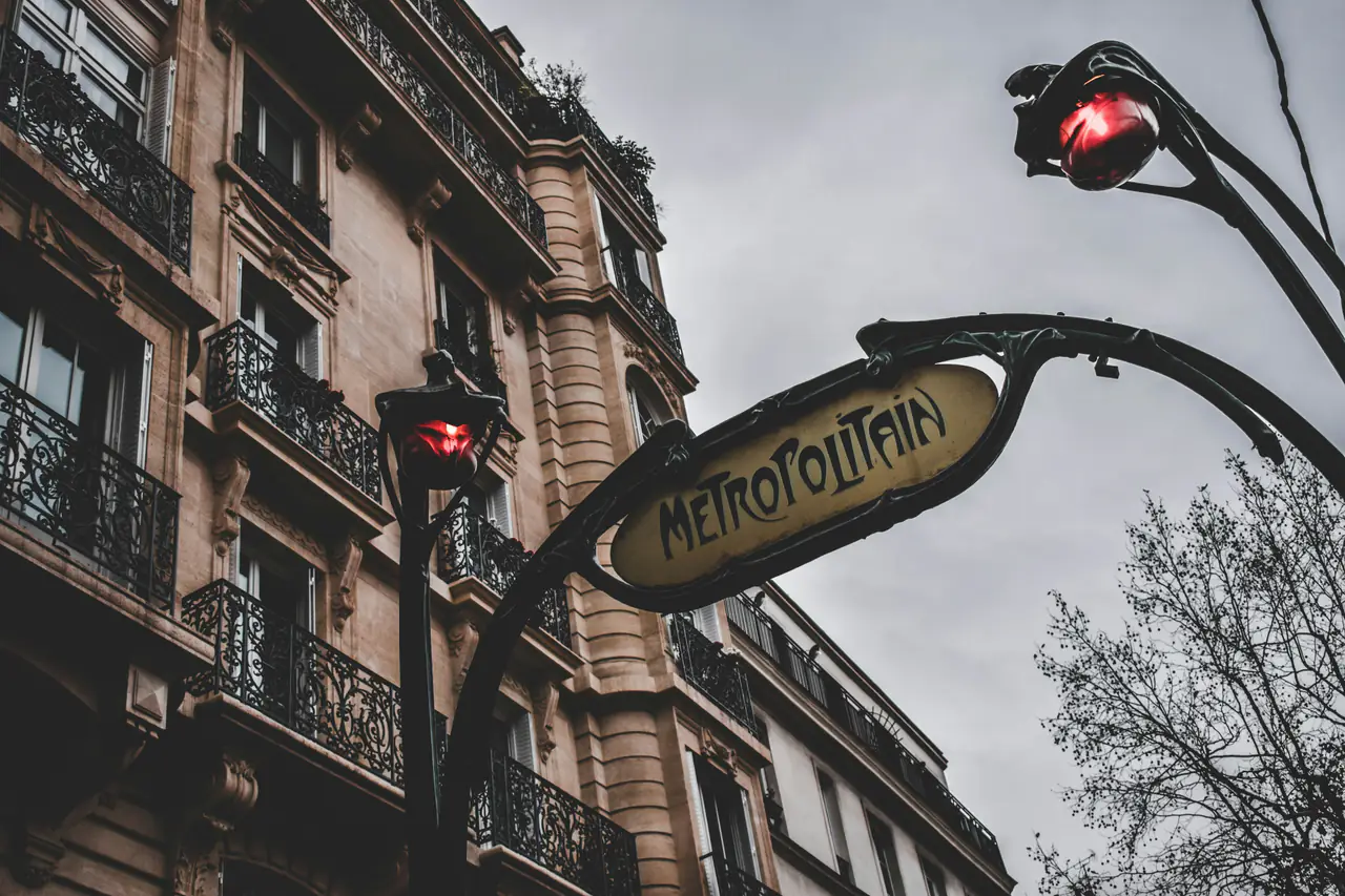 Entrée de métro parisienne, enseigne Métropolitain