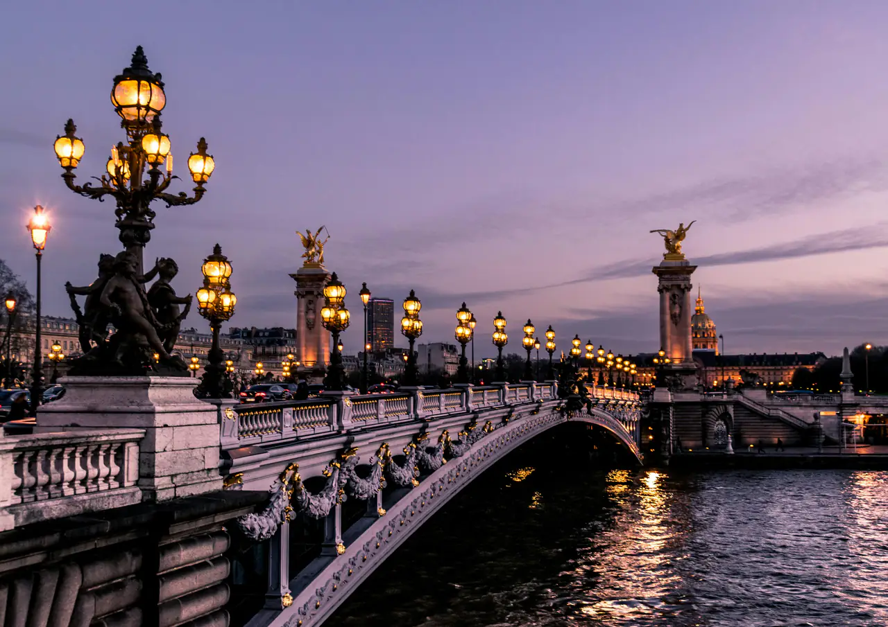 Le pont Alexandre III illuminé à la tombée de la nuit