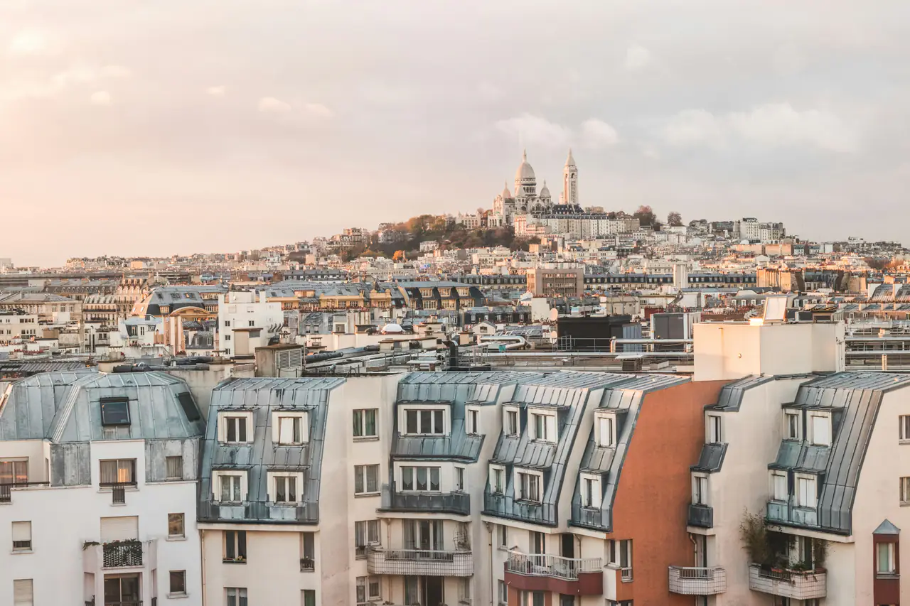 Les toits de Paris et la butte Montmartre vus d'en haut