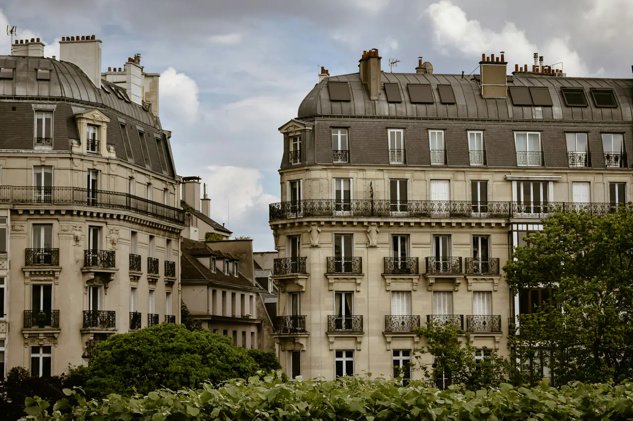 Immeubles parisiens et leurs toits en zinc