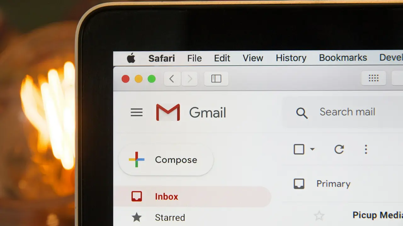 Boîte de réception Gmail ouverte sur un ordinateur portable