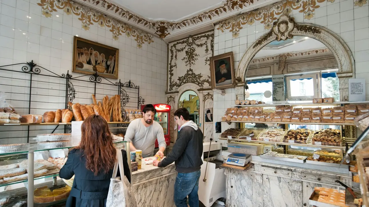 Clients servis au comptoir d'une boulangerie