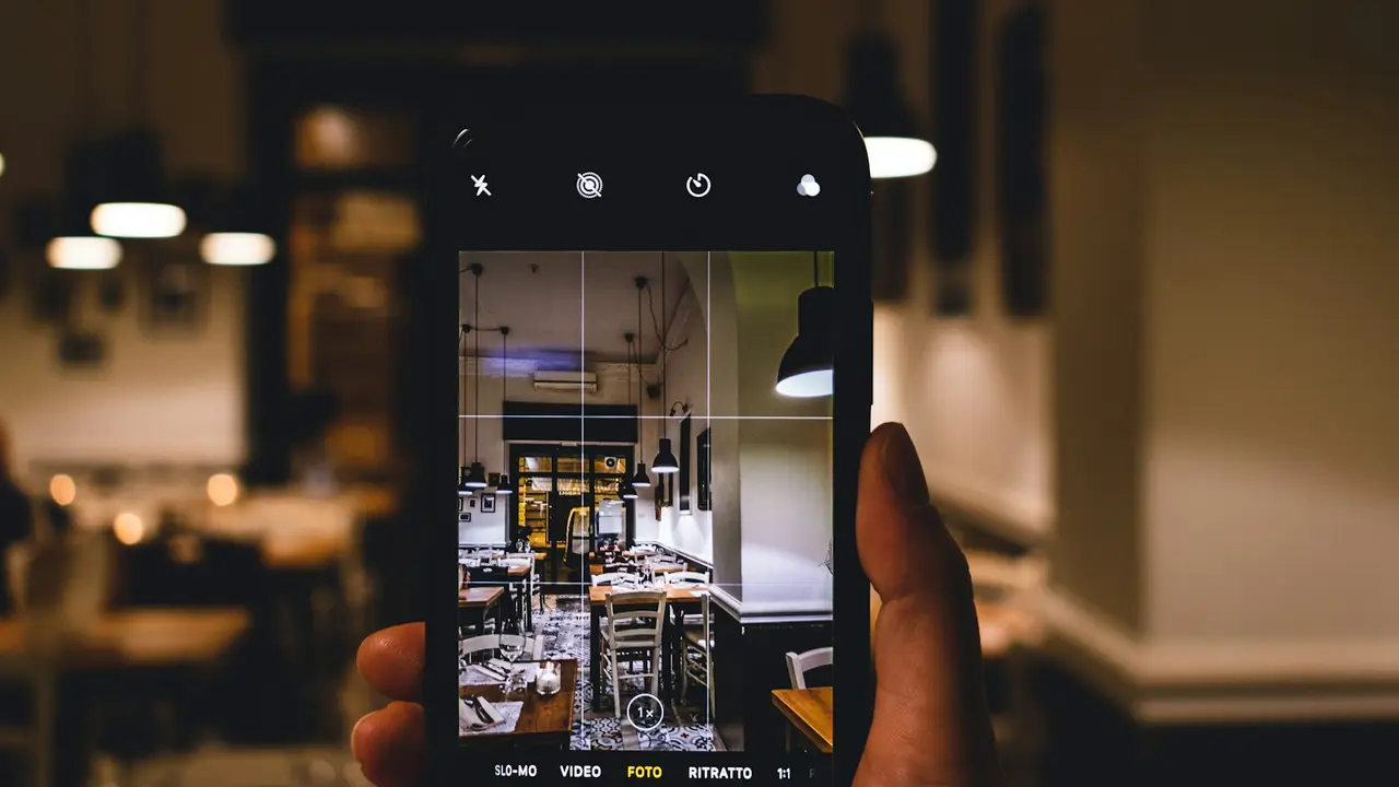 Téléphone photographiant la salle d'un restaurant