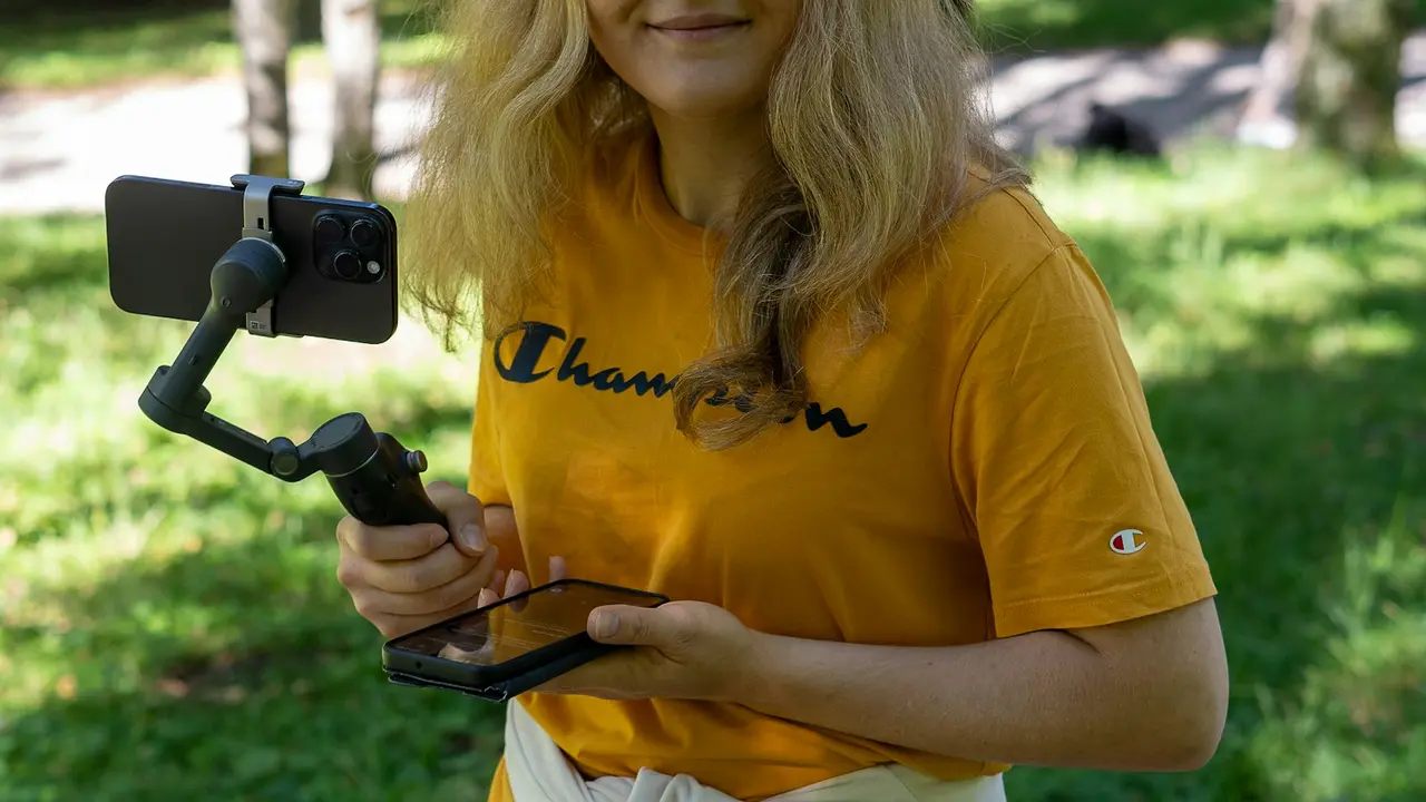 Créateur qui se filme avec un stabilisateur en pleine ville