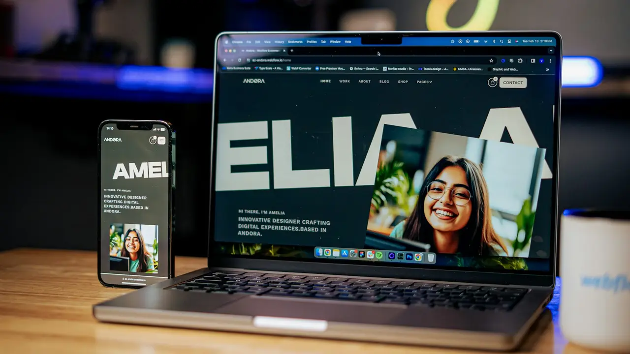 Le même site affiché sur un ordinateur portable et sur un téléphone